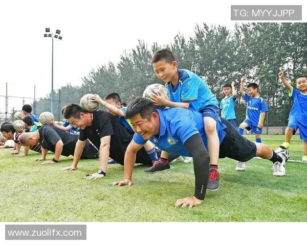 足球场上的父爱如山足球明星与孩子们的温馨瞬间