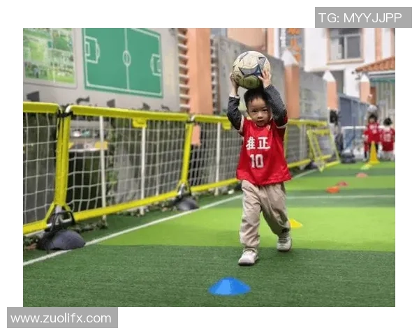 小萌娃与足球明星亲密互动瞬间引发全场欢笑与感动